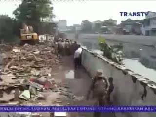 Pembongkaran Rumah di Bantaran Kali Sentiong