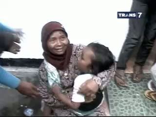 Menanti Kedatangan SBY, Balita Pengungsi Kelud Pingsan