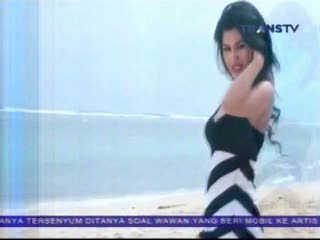 Model Panas Ramaikan Bursa Caleg