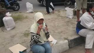 Warga Yogyakarta Terus Bersihkan Sisa Abu Kelud
