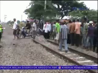 Dua Pemotor Tewas Ditabrak Kereta