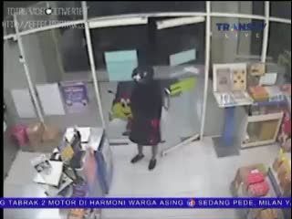 Aksi Perampokan Minimarket Terekam CCTV