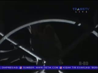 Pria Panjat Tiang Lampu Penerangan Jalan