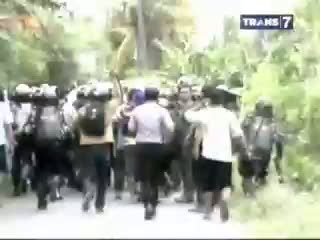 Polisi Buru Warga Pembakar Mobil Patroli 
