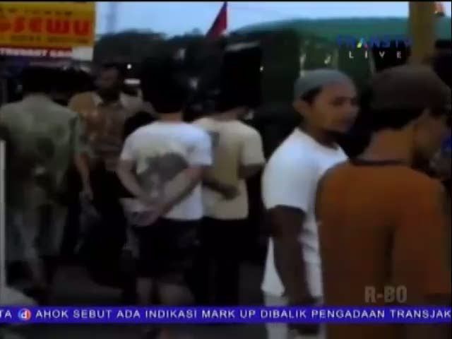 Truk Tronton Tabrak Motor Berpenumpang 3 Orang