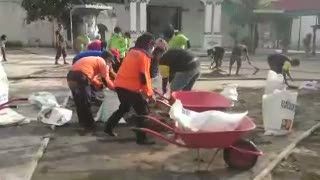 Kompaknya Warga Bersihkan Abu Gunung Kelud di Area Keraton Jogjakarta