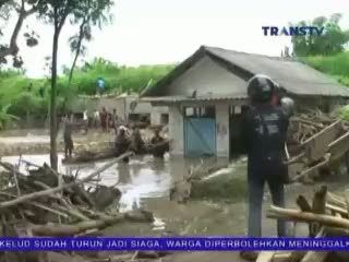 Warga Manfaatkan Kayu yang Terbawa Banjir Lahar Dingin