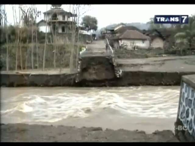 Minim Bantuan, Warga Bangun Jembatan Darurat
