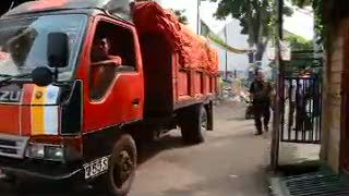 Menembus Bantar Gebang dengan Armada Tua