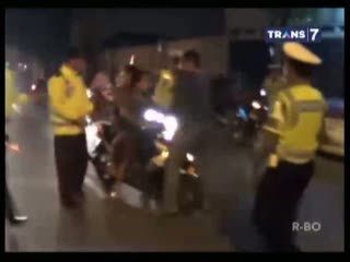 Lawan Petugas Razia, Pemotor Mabuk Digebuk