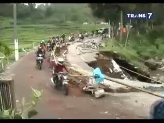 Jalur Malang-Kediri Longsor