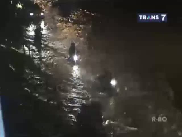 Jalan Tergenang, Sepeda Motor Masuk Tol