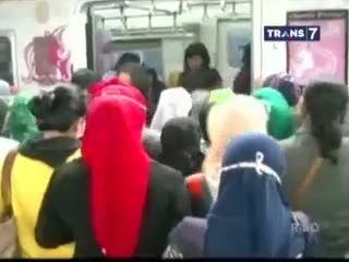 Gerbong Penuh, Penumpang Perempuan Jatuh