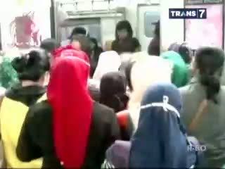 Berebut Naik Kereta, Penumpang Terjatuh