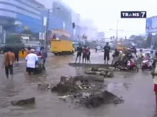 Jalan Rusak Tertutup Genangan Air
