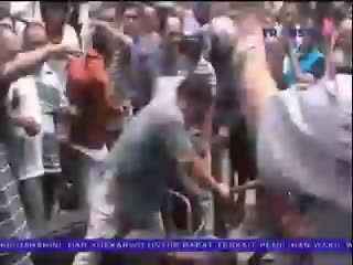 Warga Serang Kantor Harian Metro Tapanuli 