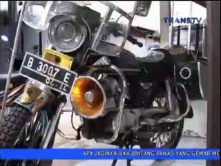 Naik Motor Modifikasi dengan Seragam Polisi