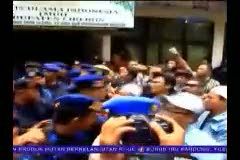 Puluhan Anggota Ormas Islam Saling Dorong dengan Brimob