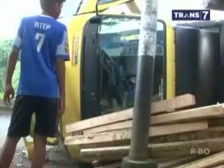 Truk Muatan Kayu Tabrak Minibus