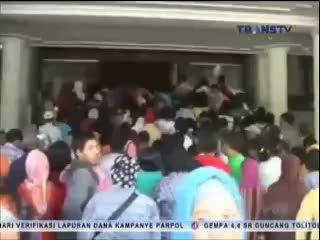 Antre BPJS, Warga Miskin Berdesakan di Balai Kota