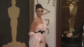 Gaun Putih Penelope Cruz di Oscar 2014