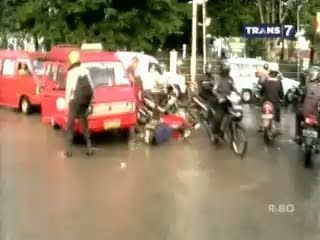 Terseret Arus Air, Motor Nyaris Tabrak Angkot