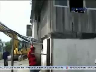 Massa Rusak Perusahaan Tambang