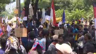 Warga Cipinang Melayu Demo Menolak Pemindahan TPS ke Halim