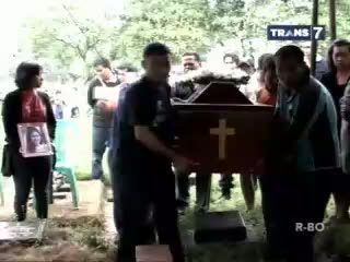 Isak Tangis Warnai Pemakaman Ade Sara