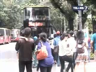 Berdesakan Demi Naik Bus Tingkat Wisata