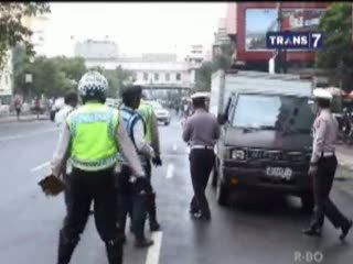Parkir Sembarangan, Truk Diderek