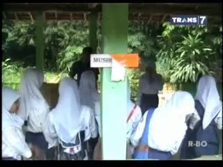 Sekolah Ambruk, Siswa Belajar di TPU