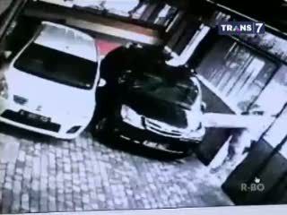 Aksi Pencurian Bahan Pakaian Terekam CCTV