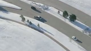 Mirip Film Aksi, Penjahat Bajak 3 Mobil Saat Dikejar Polisi