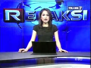 Eskavator Terguling Menutupi Jalan