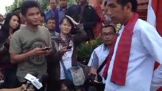 Jokowi Cium Bendera Merah Putih di Rumah Si Pitung