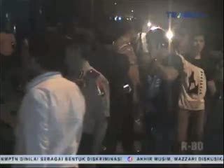 Ratusan Warga Hadang Mobil Polisi Cari Pelaku Penganiayaan