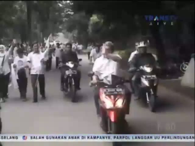 Hindari Macet, Aher Naik Motor Menuju Tempat Kampanye