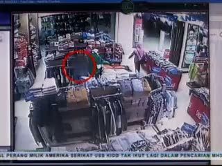 Mencuri Baju di Mal Terekam CCTV