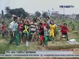Bermain Diantara Gundukan Kuburan dan Batu Nisan