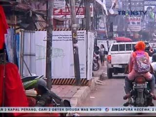 Pagar Proyek Monorel Ganggu Pejalan Kaki