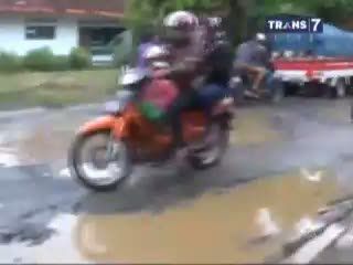 Jalan Rusak Parah Jadi Perlintasan Truk Tambang