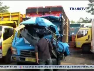 Truk Pengangkut Ayam Tabrak Tronton