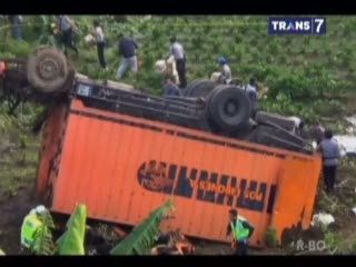 Truk Pengangkut Logistik Pemilu Masuk Jurang