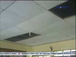 Sekolah Rusak Tak Surutkan Murid Belajar