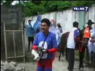 Berkostum Superman, Caleg Ini Coba Menarik Simpati Warga