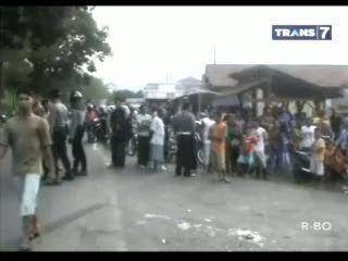 Truk Ugal-ugalan Hantam Sepeda Motor