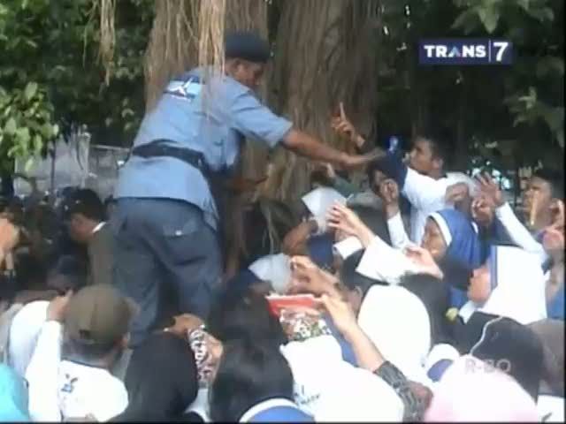 Simpatisan Partai Demokrat Saling Dorong Demi Payung
