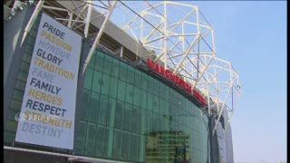 Suporter MU Nekat Terbang dengan Spanduk Minta Moyes Dipecat