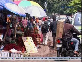 PKL Kembali Menggelar Dagangan di Trotoar